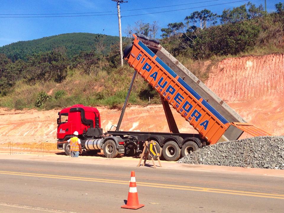 Caminhão da frota própria da Paupedra