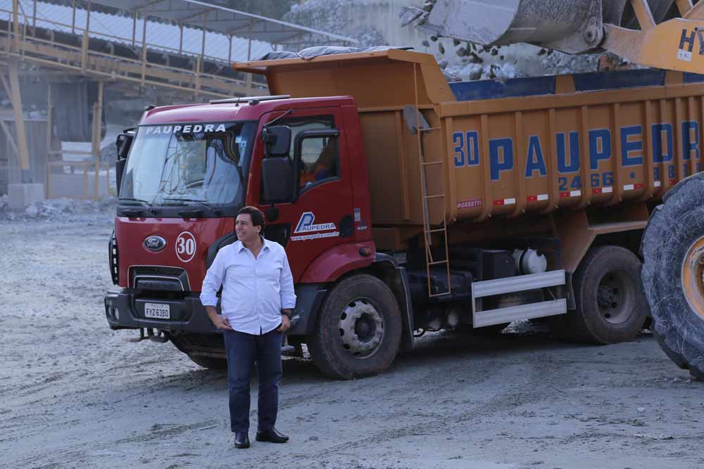 Caminhão da frota Paupedra em operação na pedreira de Guarulhos